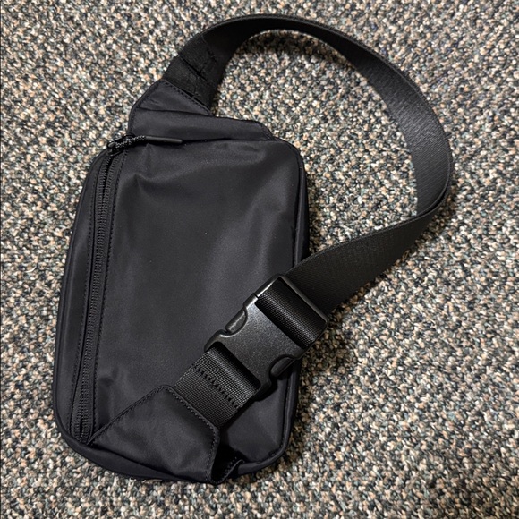 Lululemon everywhere belt bag 2L - Picture 3 of 4